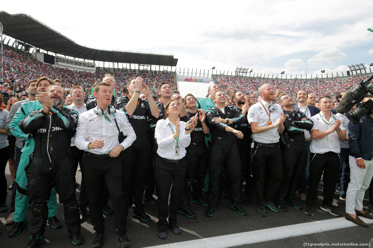 GP MESSICO, 30.10.2016 - Gara, Mercedes Team celebrate Lewis Hamilton (GBR) Mercedes AMG F1 W07 Hybrid vincitore e 2à Nico Rosberg (GER) Mercedes AMG F1 W07 Hybrid