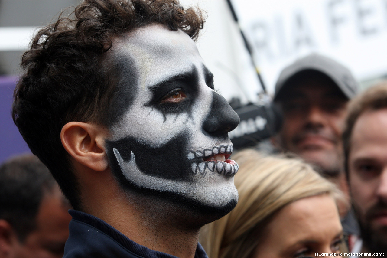 GP MESSICO, 27.10.2016 - Daniel Ricciardo (AUS) Red Bull Racing with Halloween themed face paint