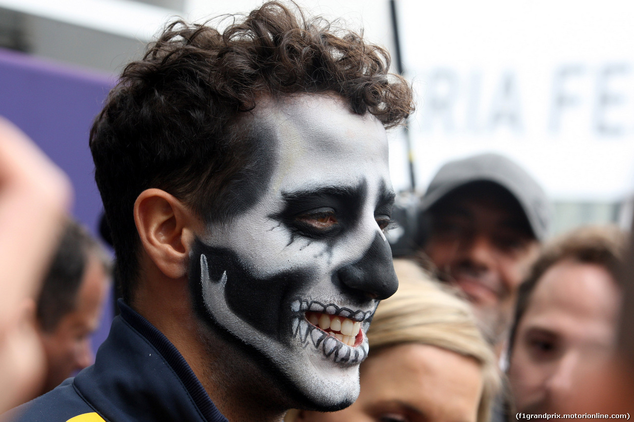 GP MESSICO, 27.10.2016 - Daniel Ricciardo (AUS) Red Bull Racing with Halloween themed face paint