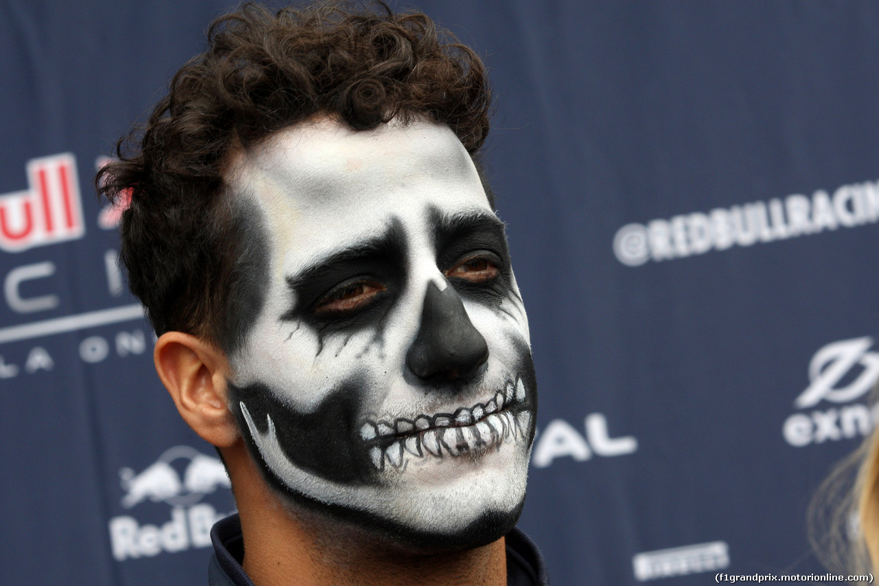 GP MESSICO, 27.10.2016 - Daniel Ricciardo (AUS) Red Bull Racing with Halloween themed face paint