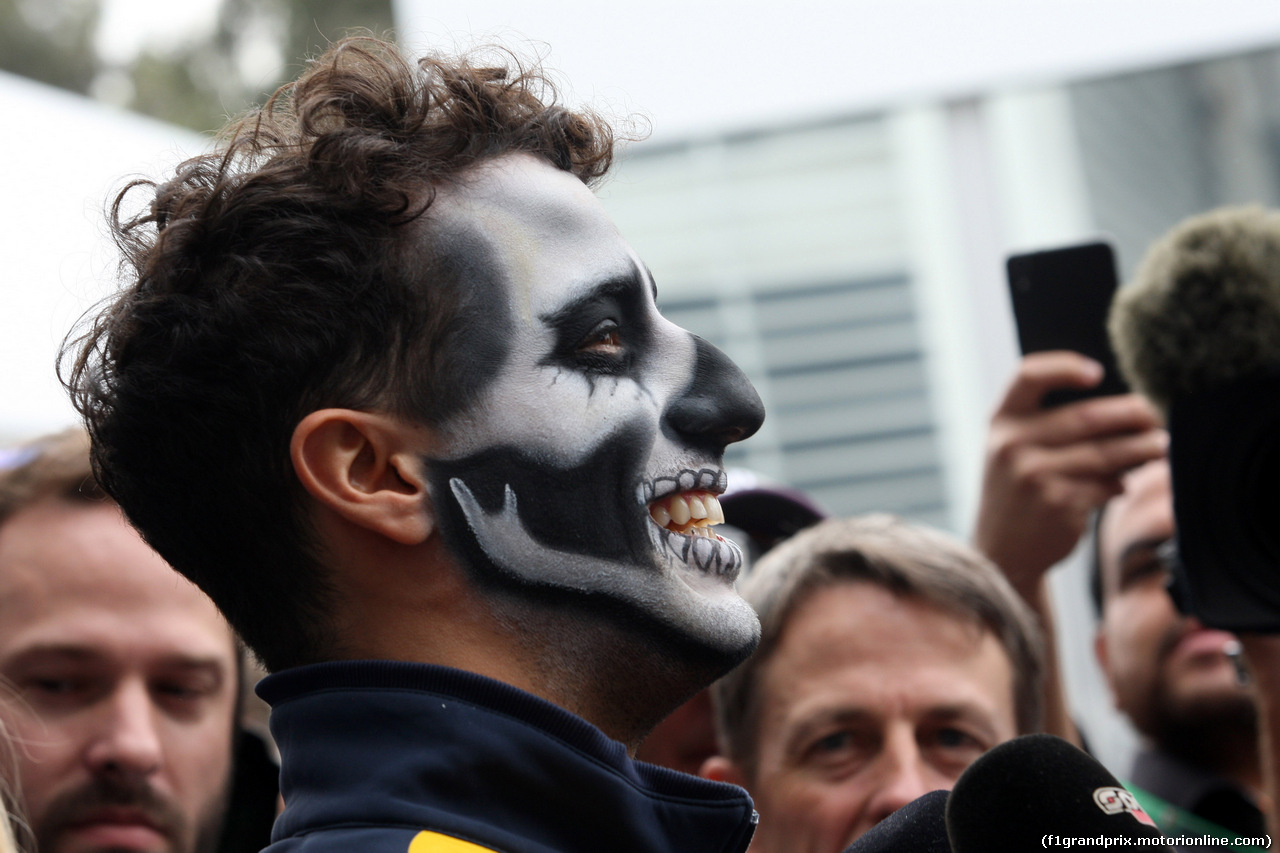 GP MESSICO, 27.10.2016 - Daniel Ricciardo (AUS) Red Bull Racing with Halloween themed face paint