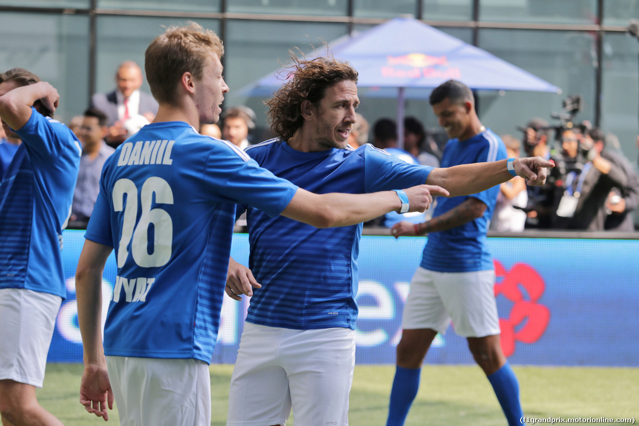 GP MESSICO, Daniil Kvyat (RUS) Scuderia Toro Rosso with Carles Puyol (ESP) Retired Football Player, at a charity football match.
26.10.2016.