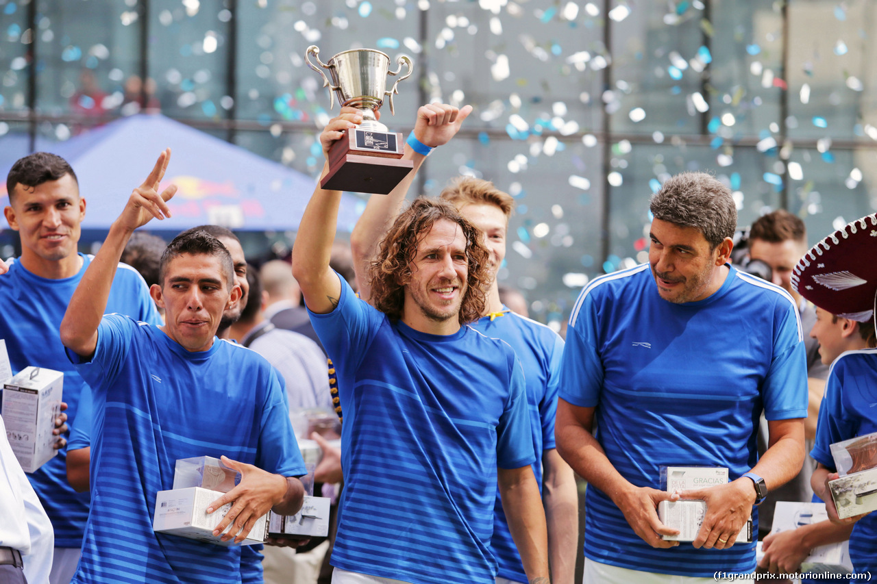 GP MESSICO, Carles Puyol (ESP) Retired Football Player with trophy at a charity football match.
26.10.2016.