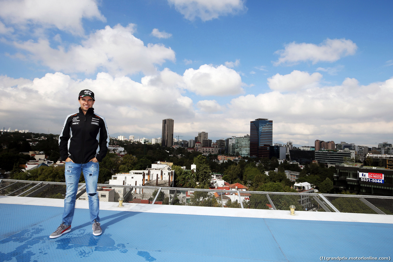 GP MESSICO, Sergio Perez (MEX) Sahara Force India F1 on a rooftop helipad.
27.10.2016.