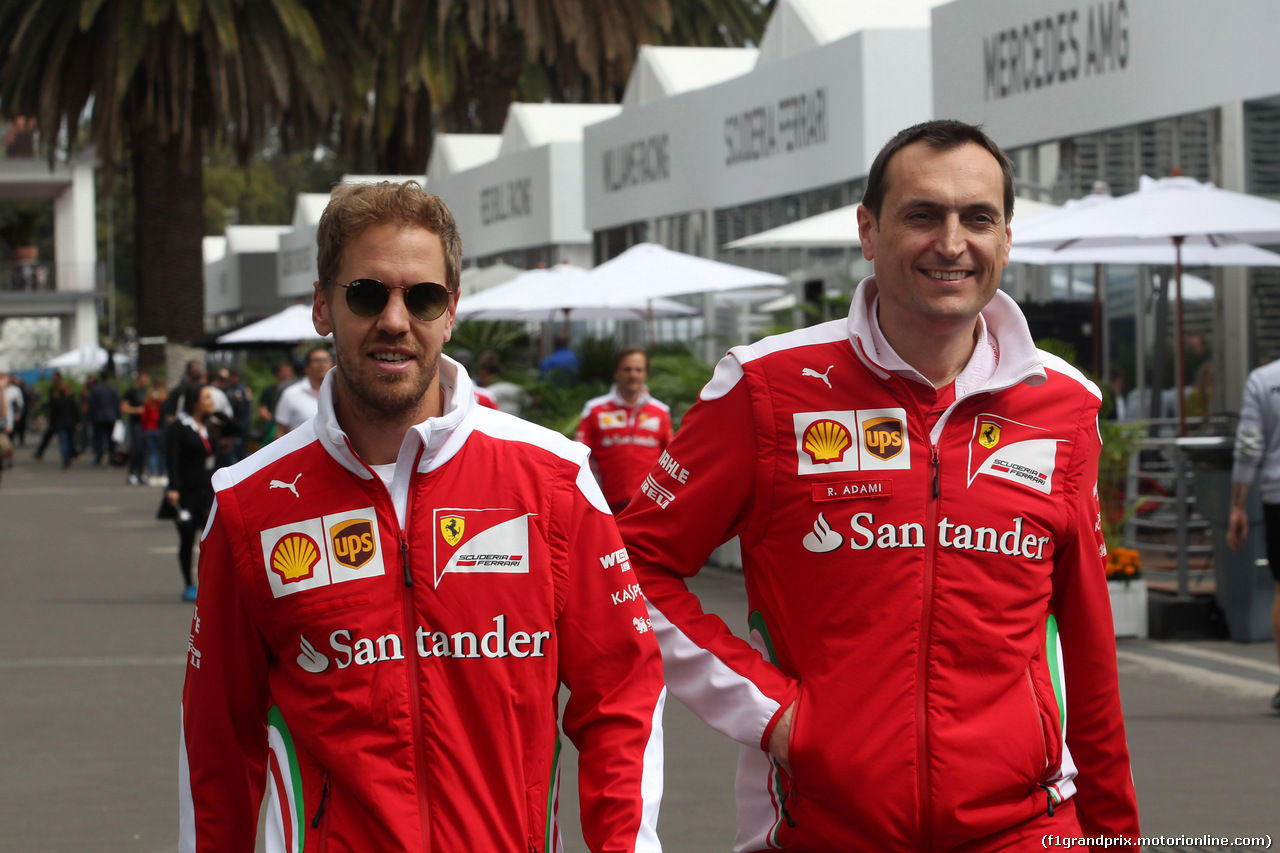 GP MESSICO, 27.10.2016 - Sebastian Vettel (GER) Ferrari SF16-H e Riccardo Adami (ITA) Ferrari Gara Engineer