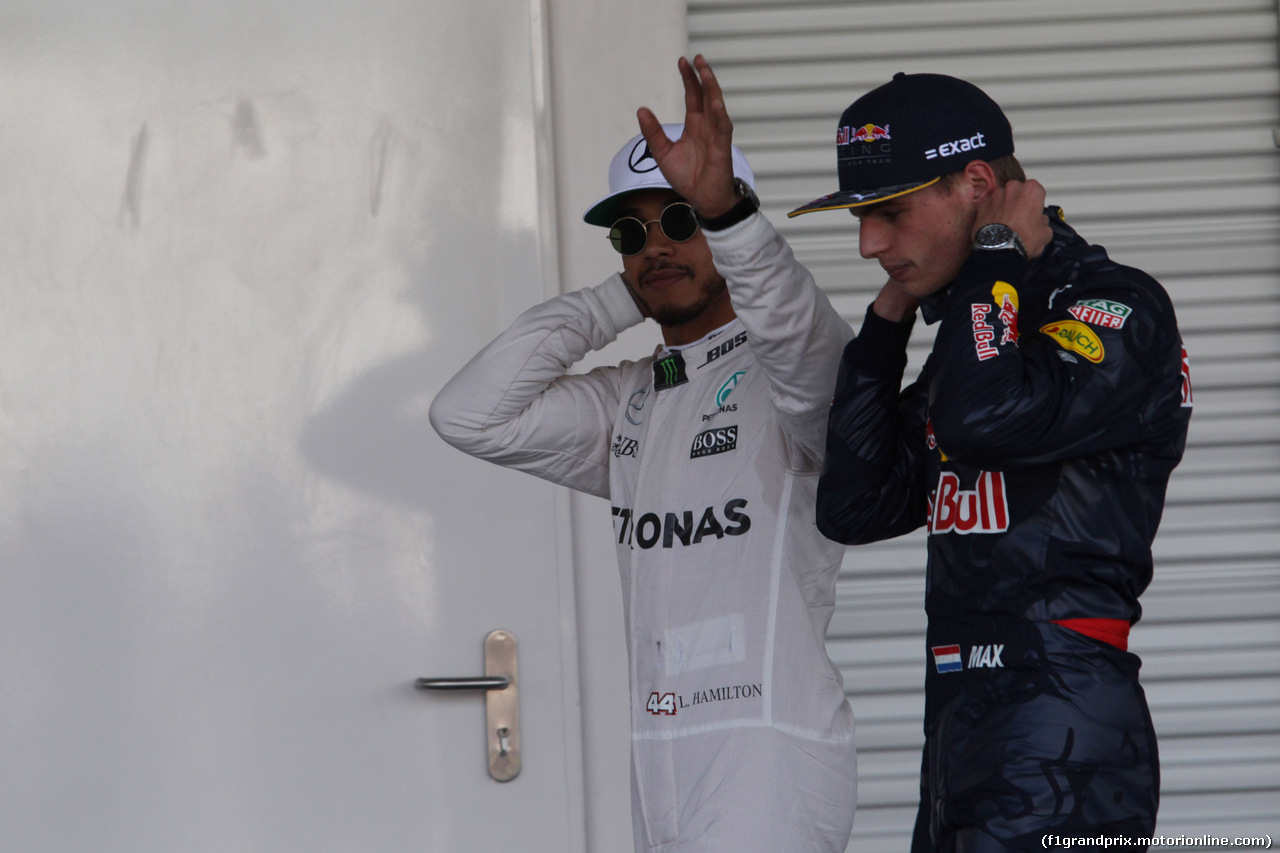 GP MESSICO, 29.10.2016 - Qualifiche, Lewis Hamilton (GBR) Mercedes AMG F1 W07 Hybrid pole position e terzo Max Verstappen (NED) Red Bull Racing RB12