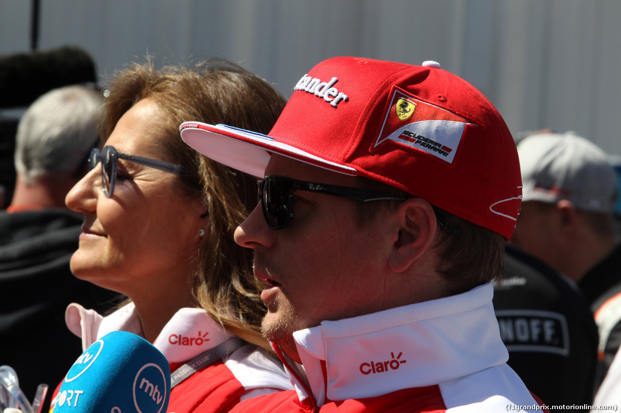GP MESSICO, 29.10.2016 - Qualifiche, Stefania Boccoli (ITA) Ferrari PR Officer e Kimi Raikkonen (FIN) Ferrari SF16-H