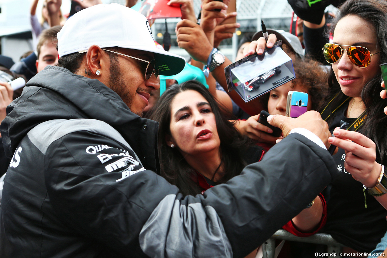 GP MESSICO, Lewis Hamilton (GBR) Mercedes AMG F1 with fans.
27.10.2016.