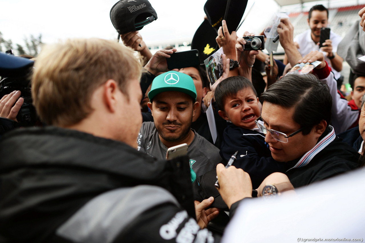GP MESSICO, Nico Rosberg (GER) Mercedes AMG F1 with fans.
27.10.2016.