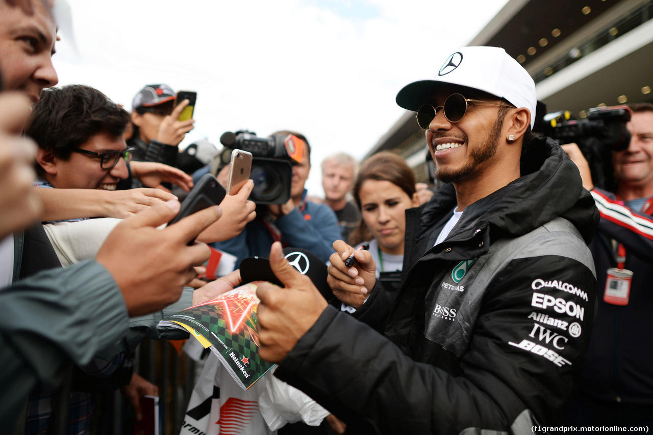 GP MESSICO, Lewis Hamilton (GBR) Mercedes AMG F1 signs autographs for the fans.
27.10.2016.
