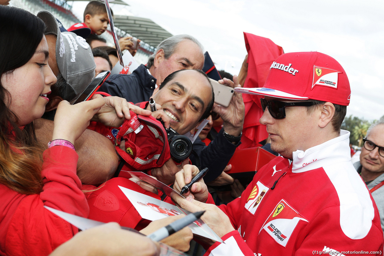 GP MESSICO, Kimi Raikkonen (FIN) Ferrari signs autographs for the fans.
27.10.2016.