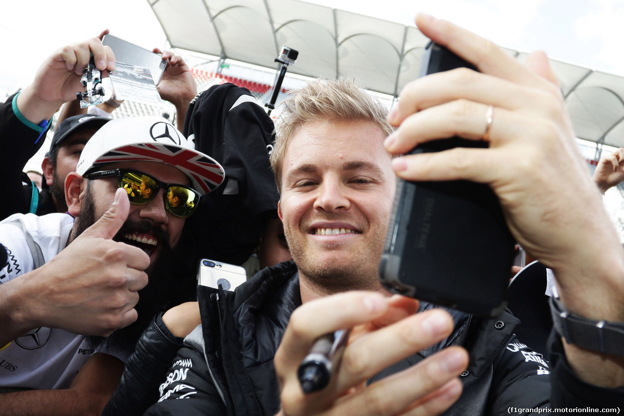 GP MESSICO, Nico Rosberg (GER) Mercedes AMG F1 with fans.
27.10.2016.