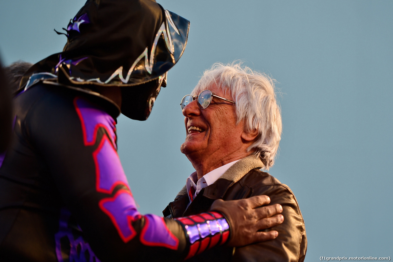 GP MESSICO, Bernie Ecclestone (GBR) with Mexican wrestlers.
27.10.2016.