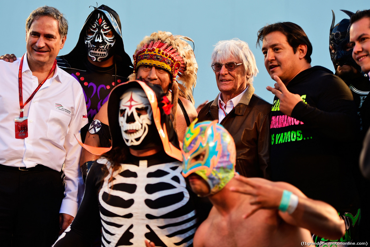 GP MESSICO, Bernie Ecclestone (GBR) with Mexican wrestlers.
27.10.2016.
