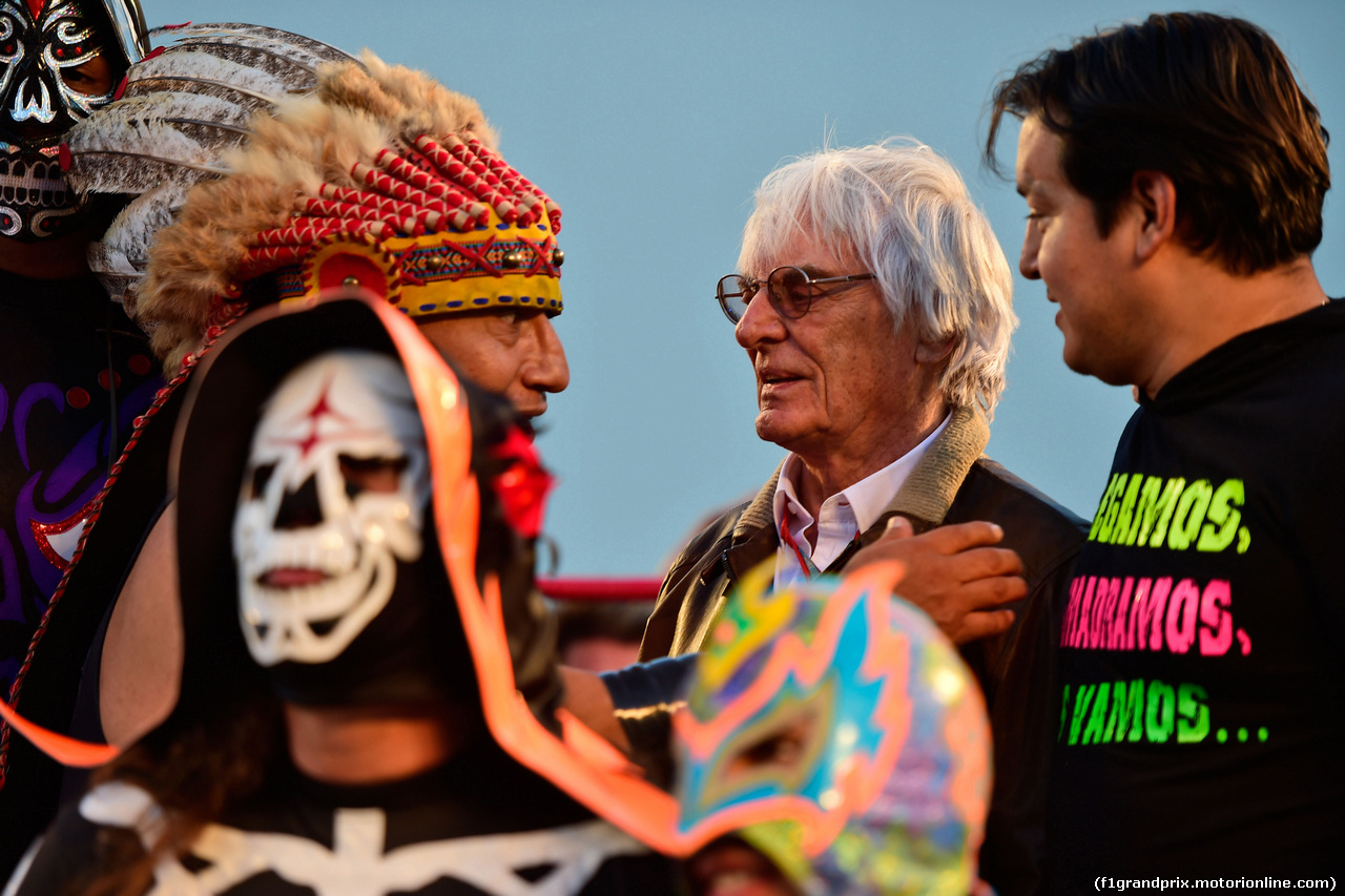 GP MESSICO, Bernie Ecclestone (GBR) with Mexican wrestlers.
27.10.2016.
