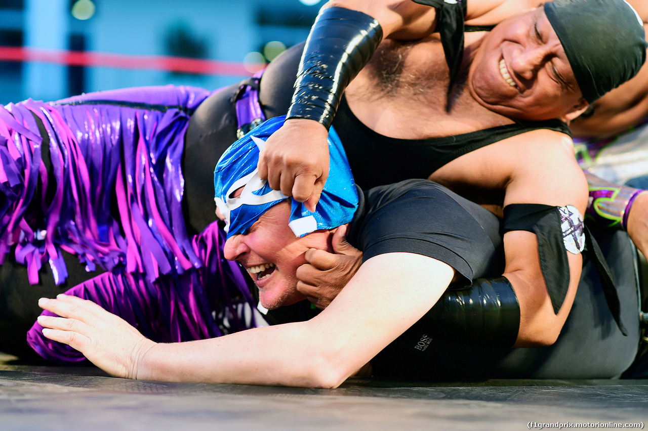 GP MESSICO, Johnny Herbert (GBR) Sky Sports F1 Presenter taking part in Lucha Libre wrestling in the paddock.
27.10.2016.