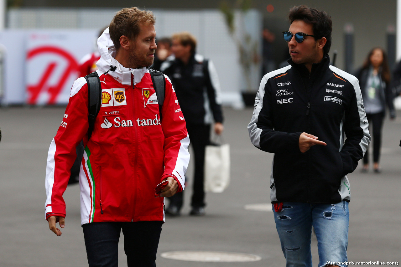 GP MESSICO, 28.10.2016 - Sebastian Vettel (GER) Ferrari SF16-H e Sergio Perez (MEX) Sahara Force India F1 VJM09