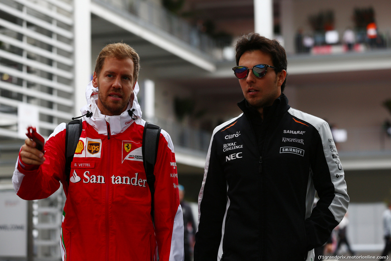 GP MESSICO, 28.10.2016 - Sebastian Vettel (GER) Ferrari SF16-H e Sergio Perez (MEX) Sahara Force India F1 VJM09