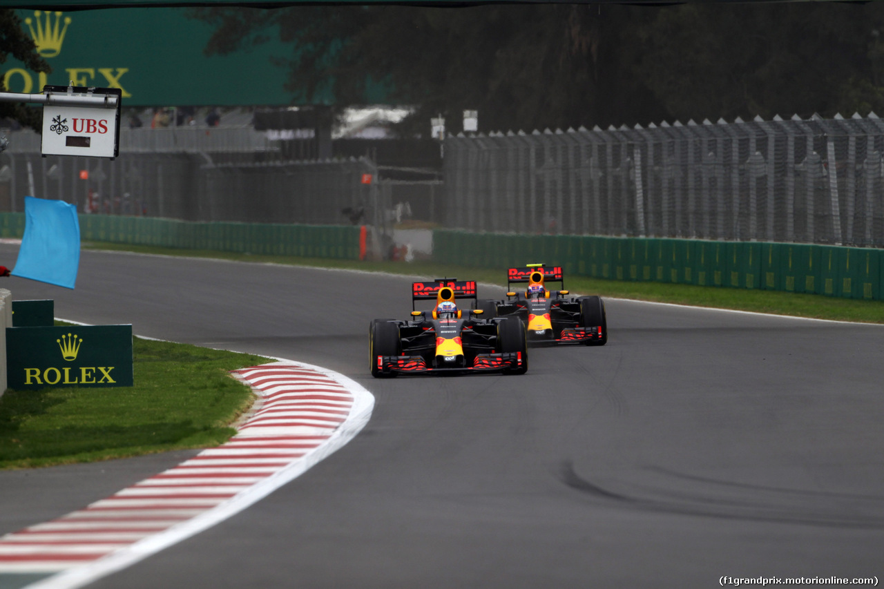 GP MESSICO, 28.10.2016 - Prove Libere 1, Daniel Ricciardo (AUS) Red Bull Racing RB12 davanti a Max Verstappen (NED) Red Bull Racing RB12