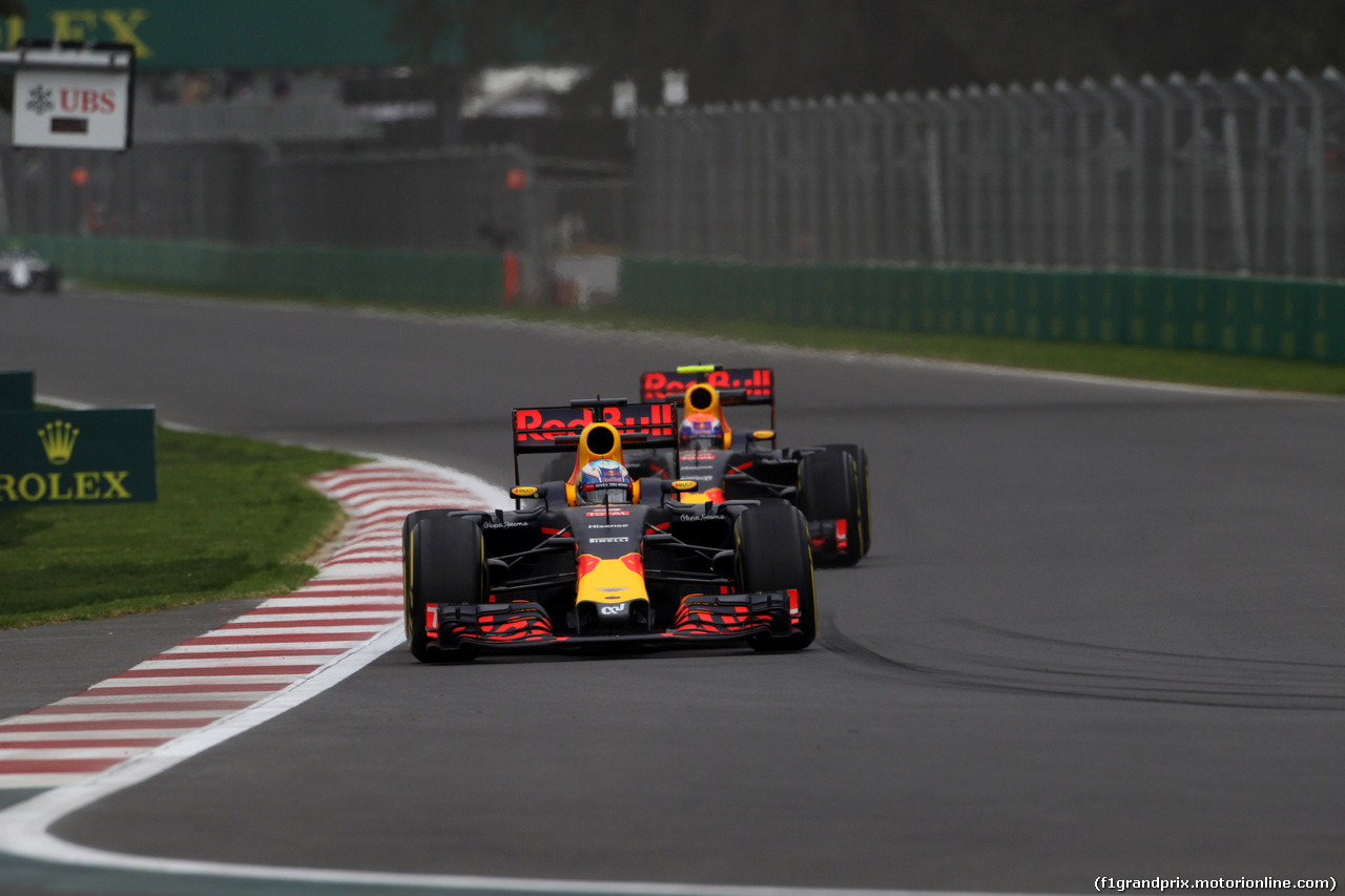 GP MESSICO, 28.10.2016 - Prove Libere 1, Daniel Ricciardo (AUS) Red Bull Racing RB12 davanti a Max Verstappen (NED) Red Bull Racing RB12