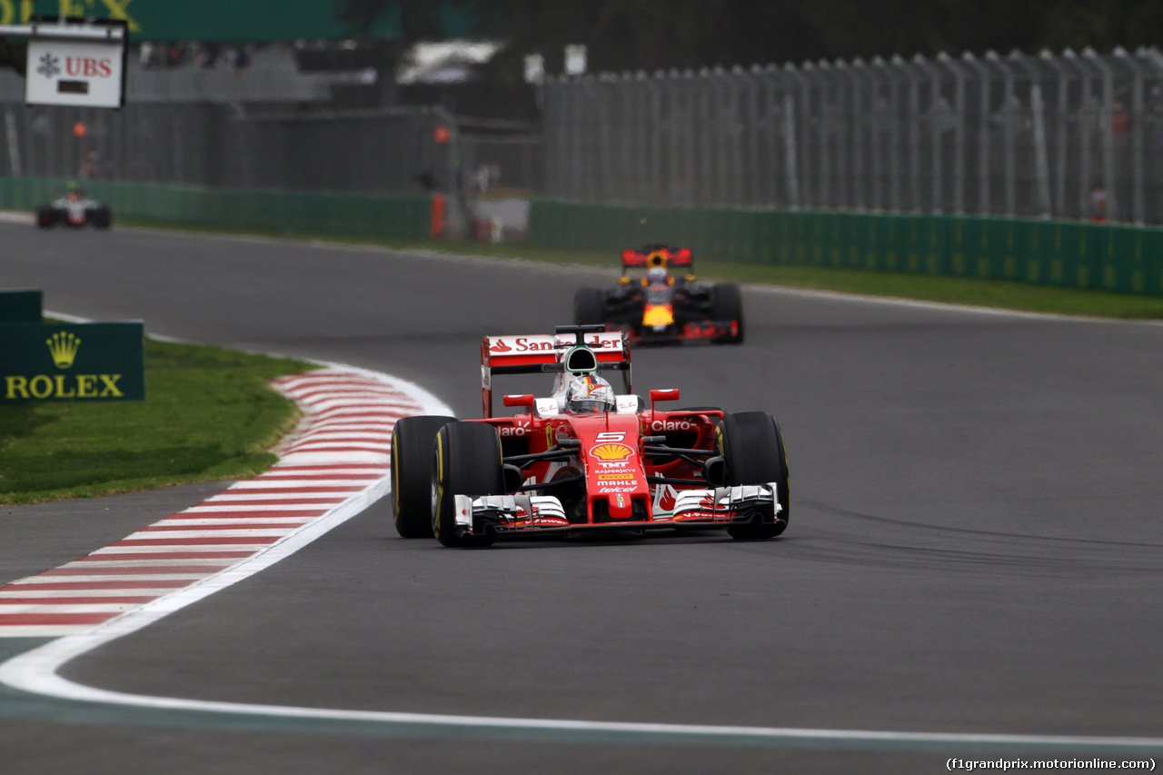 GP MESSICO, 28.10.2016 - Prove Libere 1, Sebastian Vettel (GER) Ferrari SF16-H e Daniel Ricciardo (AUS) Red Bull Racing RB12