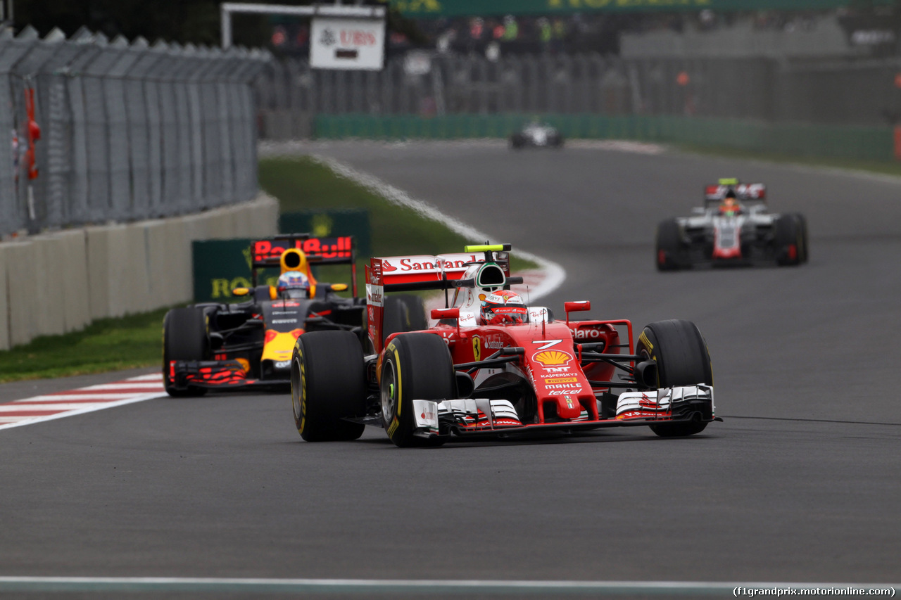 GP MESSICO, 28.10.2016 - Prove Libere 1, Kimi Raikkonen (FIN) Ferrari SF16-H davanti a Daniel Ricciardo (AUS) Red Bull Racing RB12