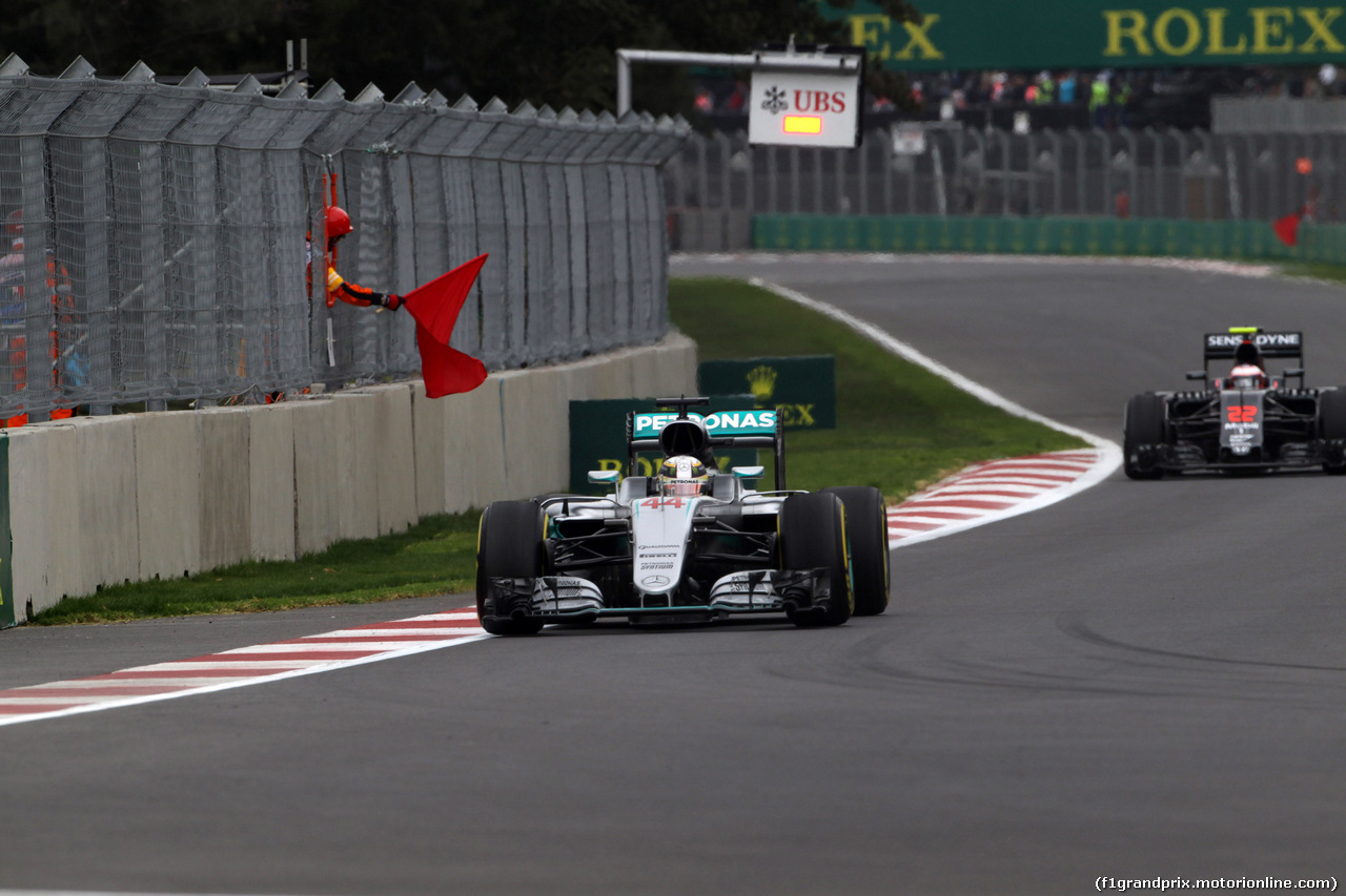 GP MESSICO, 28.10.2016 - Prove Libere 1, Lewis Hamilton (GBR) Mercedes AMG F1 W07 Hybrid e the red flag
