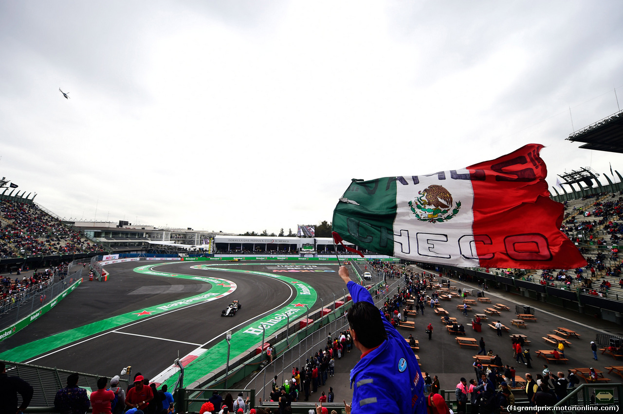 GP MESSICO, Sergio Perez (MEX) Sahara Force India F1 VJM09 e a fan with a Mexican flag.
28.10.2016.