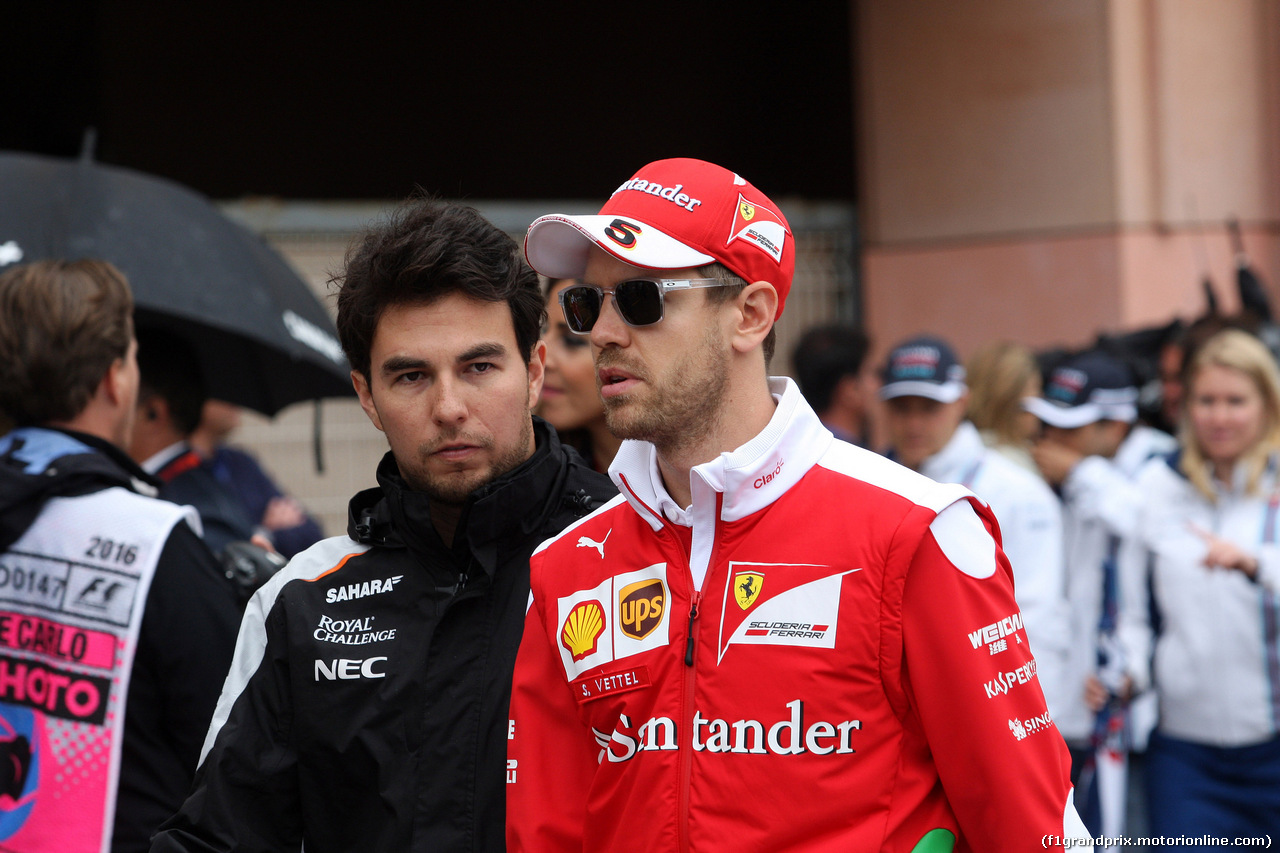 GP MONACO, 29.05.2016 - Sergio Perez (MEX) Sahara Force India F1 VJM09 e Sebastian Vettel (GER) Ferrari SF16-H