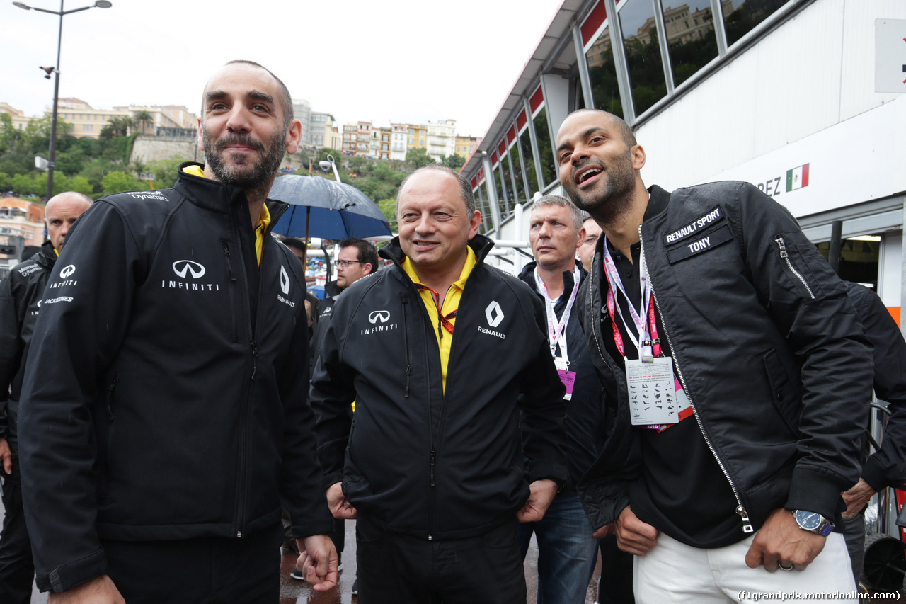 GP MONACO, 29.05.2016 - Cyril Abiteboul (FRA) Renault Sport F1 Managing Director, Frederic Vasseur (FRA) Renault Sport Formula One Team Racing Director e Tony Parker (FRA) Basketball player
