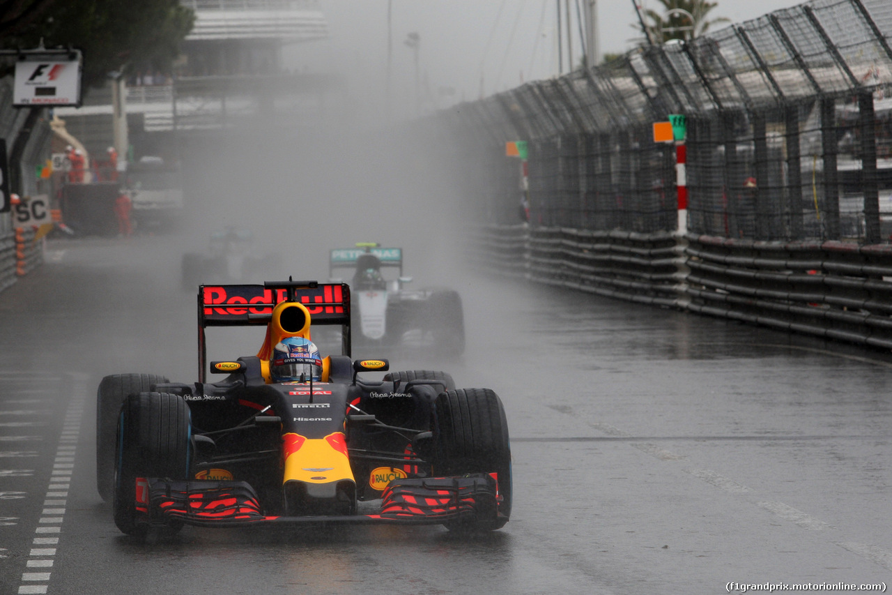 GP MONACO, 29.05.2016 - Gara, Daniel Ricciardo (AUS) Red Bull Racing RB12 e Lewis Hamilton (GBR) Mercedes AMG F1 W07 Hybrid