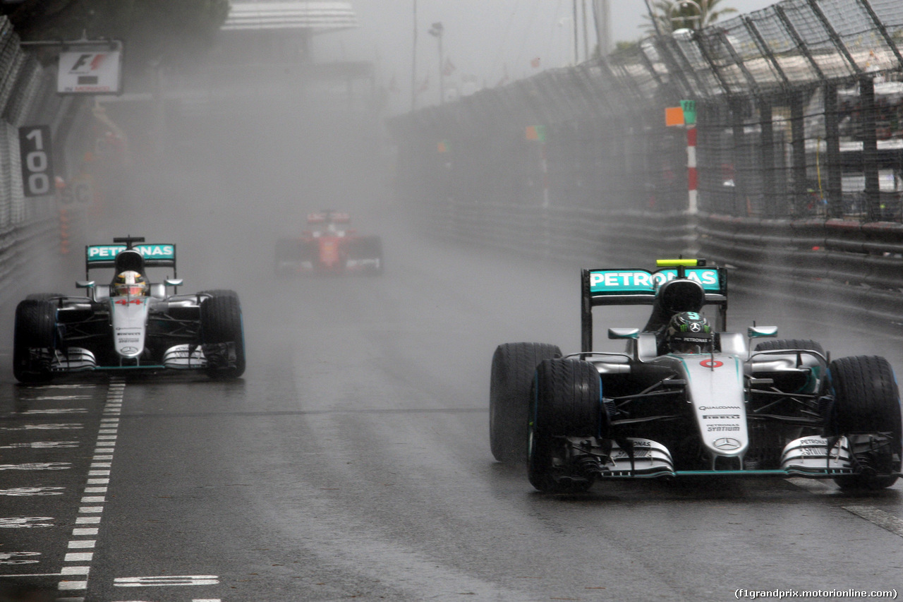 GP MONACO, 29.05.2016 - Gara, Lewis Hamilton (GBR) Mercedes AMG F1 W07 Hybrid e Nico Rosberg (GER) Mercedes AMG F1 W07 Hybrid
