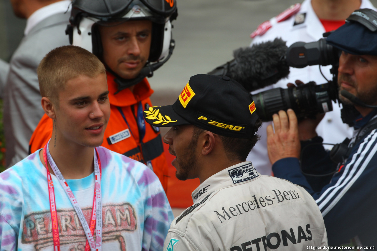 GP MONACO, 29.05.2016 - Gara, Lewis Hamilton (GBR) Mercedes AMG F1 W07 Hybrid vincitore e Justin Bieber