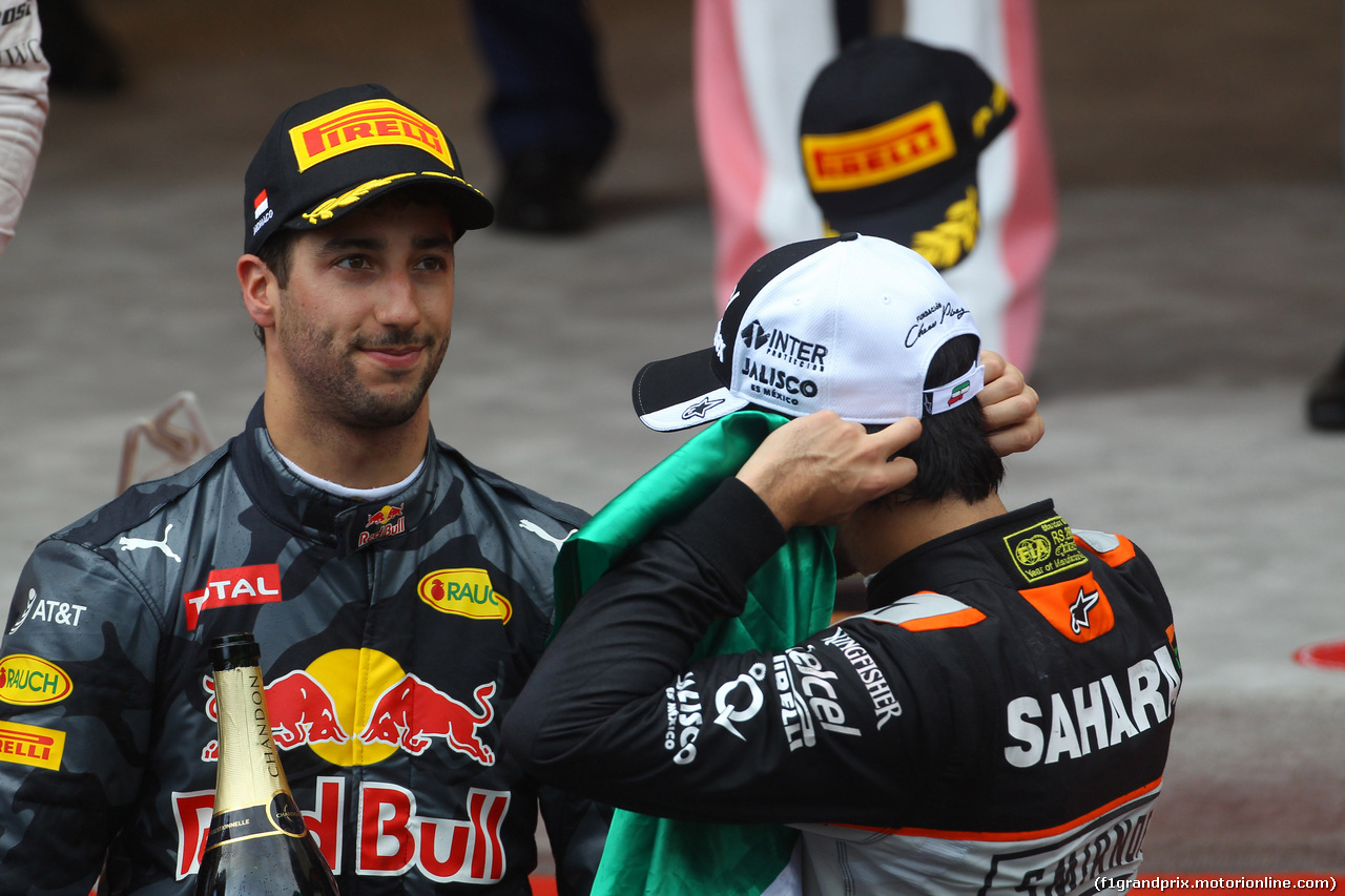 GP MONACO, 29.05.2016 - Gara, secondo Daniel Ricciardo (AUS) Red Bull Racing RB12 e 3à Sergio Perez (MEX) Sahara Force India F1 VJM09