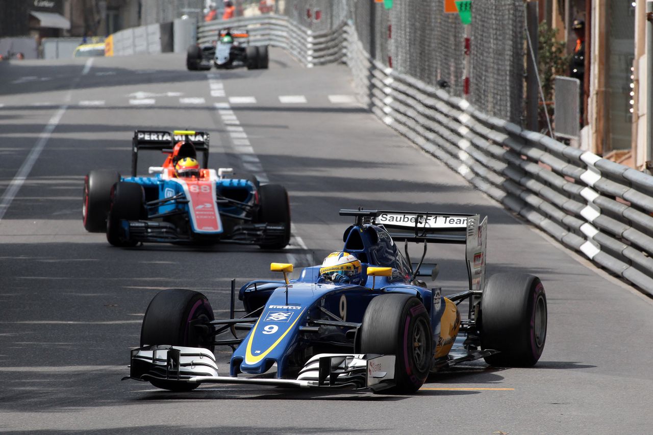 GP MONACO, 26.05.2016 - Prove Libere 1, Marcus Ericsson (SUE) Sauber C34 e Rio Haryanto (IDN) Manor Racing MRT05