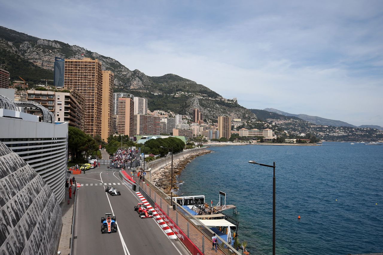 GP MONACO, 26.05.2016 - Prove Libere 1, Pascal Wehrlein (GER) Manor Racing MRT05 e Kimi Raikkonen (FIN) Ferrari SF16-H