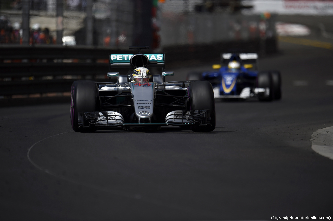 GP MONACO, 28.05.2016 - Prove Libere 3, Lewis Hamilton (GBR) Mercedes AMG F1 W07 Hybrid e Marcus Ericsson (SUE) Sauber C34