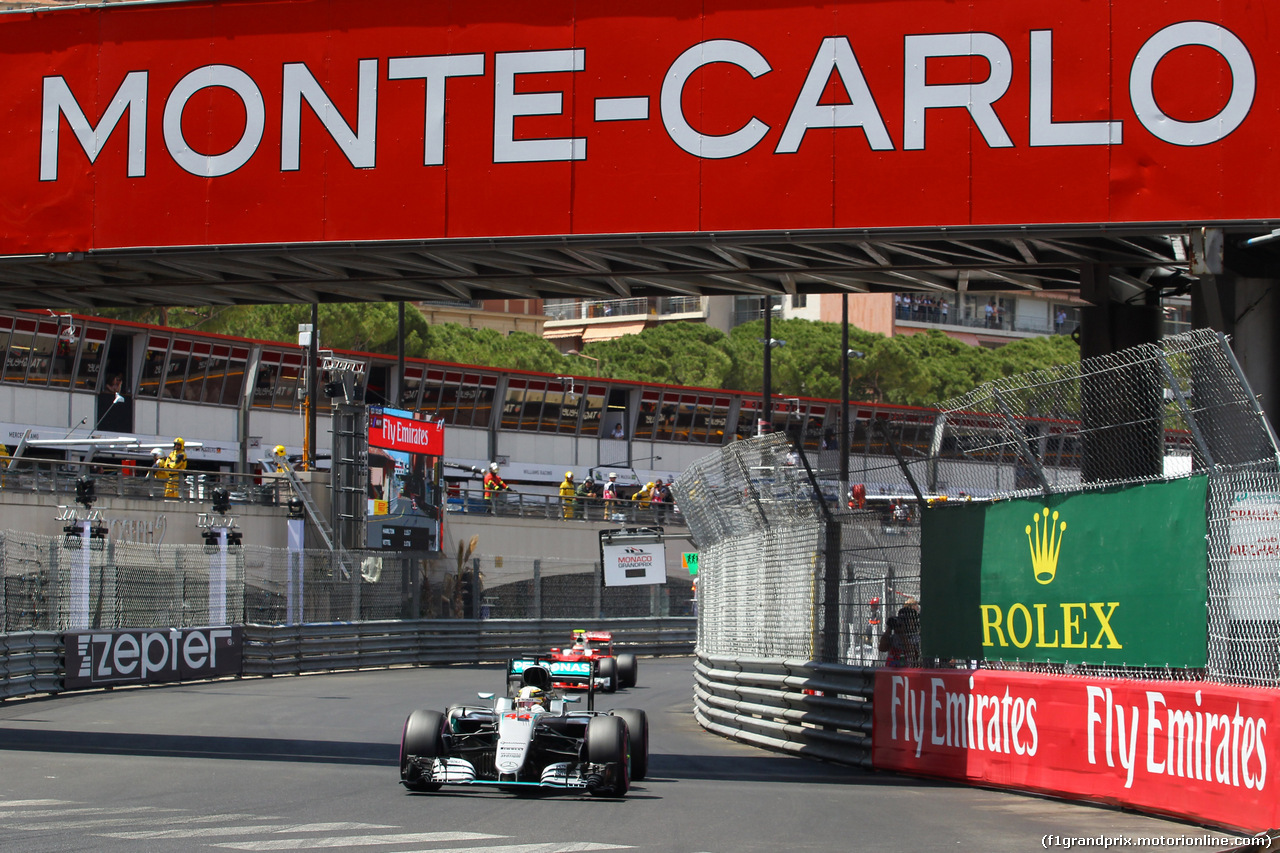 GP MONACO, 28.05.2016 - Qualifiche, Lewis Hamilton (GBR) Mercedes AMG F1 W07 Hybrid e Kimi Raikkonen (FIN) Ferrari SF16-H