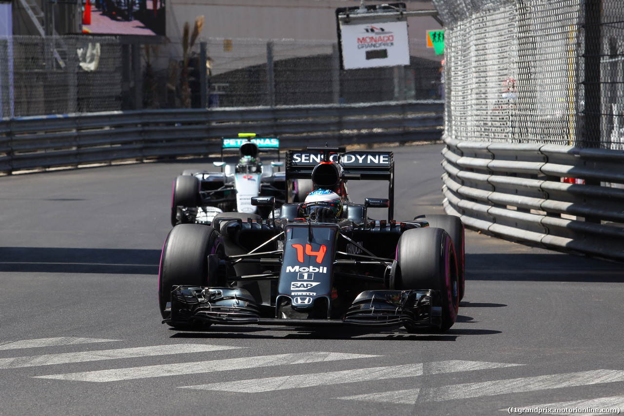 GP MONACO, 28.05.2016 - Prove Libere 3, Fernando Alonso (ESP) McLaren Honda MP4-31 e Nico Rosberg (GER) Mercedes AMG F1 W07 Hybrid