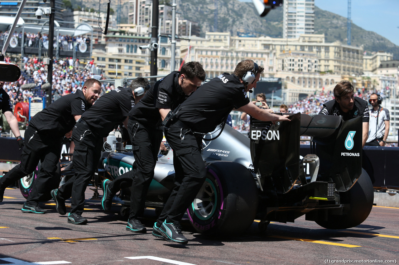 GP MONACO, 28.05.2016 - Qualifiche, Lewis Hamilton (GBR) Mercedes AMG F1 W07 Hybrid stopped in the pit lane