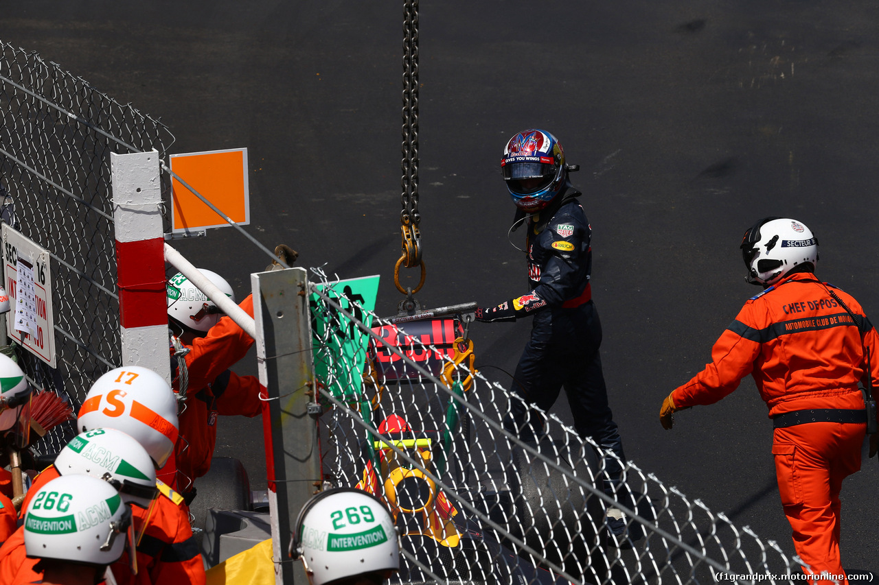 GP MONACO, 28.05.2016 - Qualifiche, Crash, Max Verstappen (NED) Red Bull Racing RB12