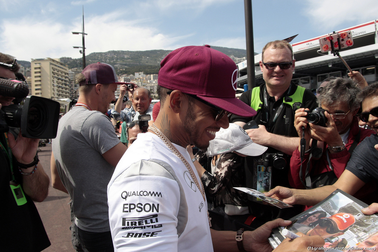 GP MONACO, 27.05.2016 - Autograph session, Lewis Hamilton (GBR) Mercedes AMG F1 W07 Hybrid