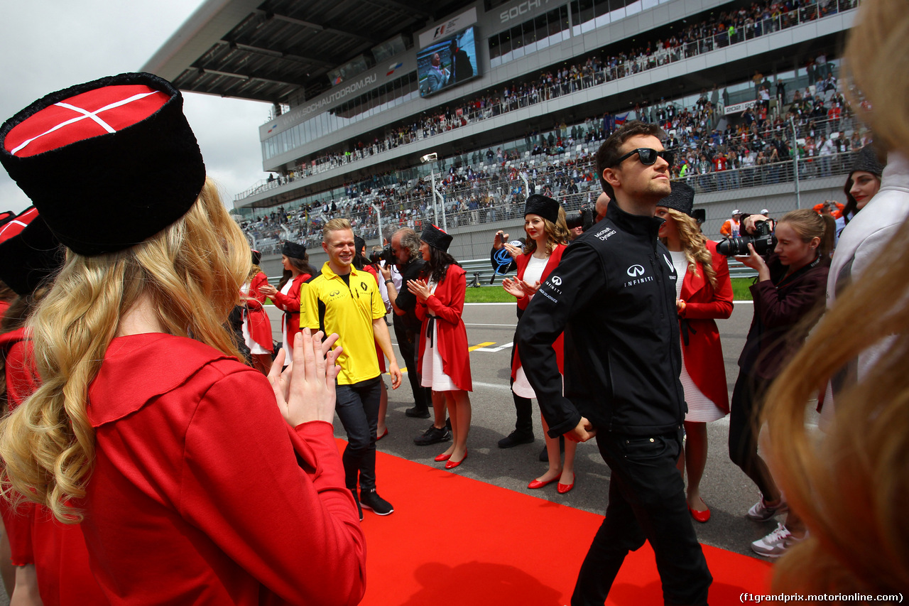 GP RUSSIA, 01.05.2016 - Jolyon Palmer (GBR) Renault Sport F1 Team RS16 e Kevin Magnussen (DEN) Renault Sport F1 Team RS16