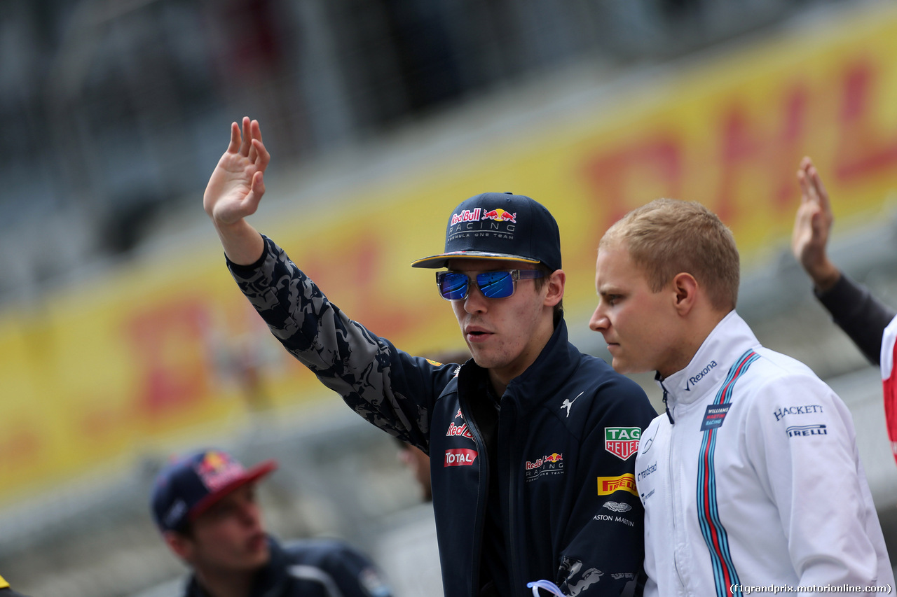 GP RUSSIA, 01.05.2016 - Daniil Kvyat (RUS) Red Bull Racing RB12 e Valtteri Bottas (FIN) Williams FW38