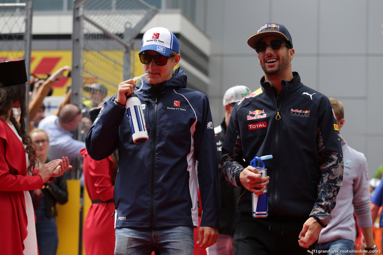 GP RUSSIA, 01.05.2016 - Marcus Ericsson (SUE) Sauber C34 e Daniel Ricciardo (AUS) Red Bull Racing RB12