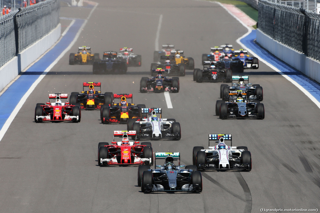 GP RUSSIA, Nico Rosberg (GER) Mercedes AMG F1 W07 Hybrid davanti a at the partenza of the race.
01.05.2016.