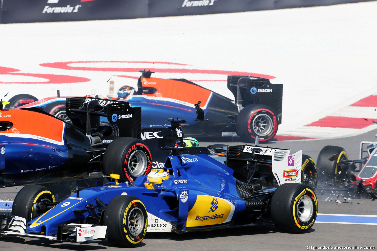 GP RUSSIA, Marcus Ericsson (SWE) Sauber C35 crashes at the partenza of the race.
01.05.2016.