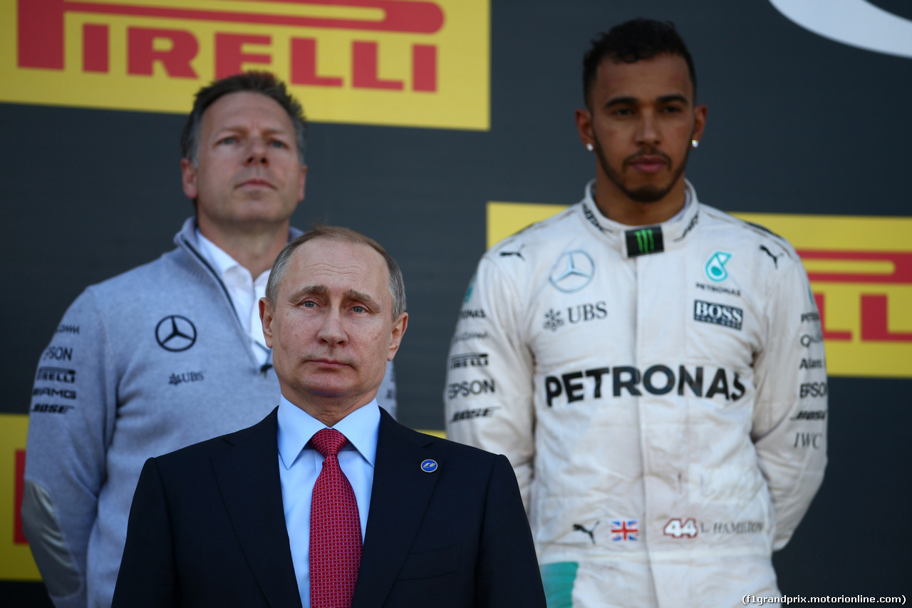 GP RUSSIA, 01.05.2016 - Gara,  Vladimir Putin (RUS) Russian President e Lewis Hamilton (GBR) Mercedes AMG F1 W07 Hybrid