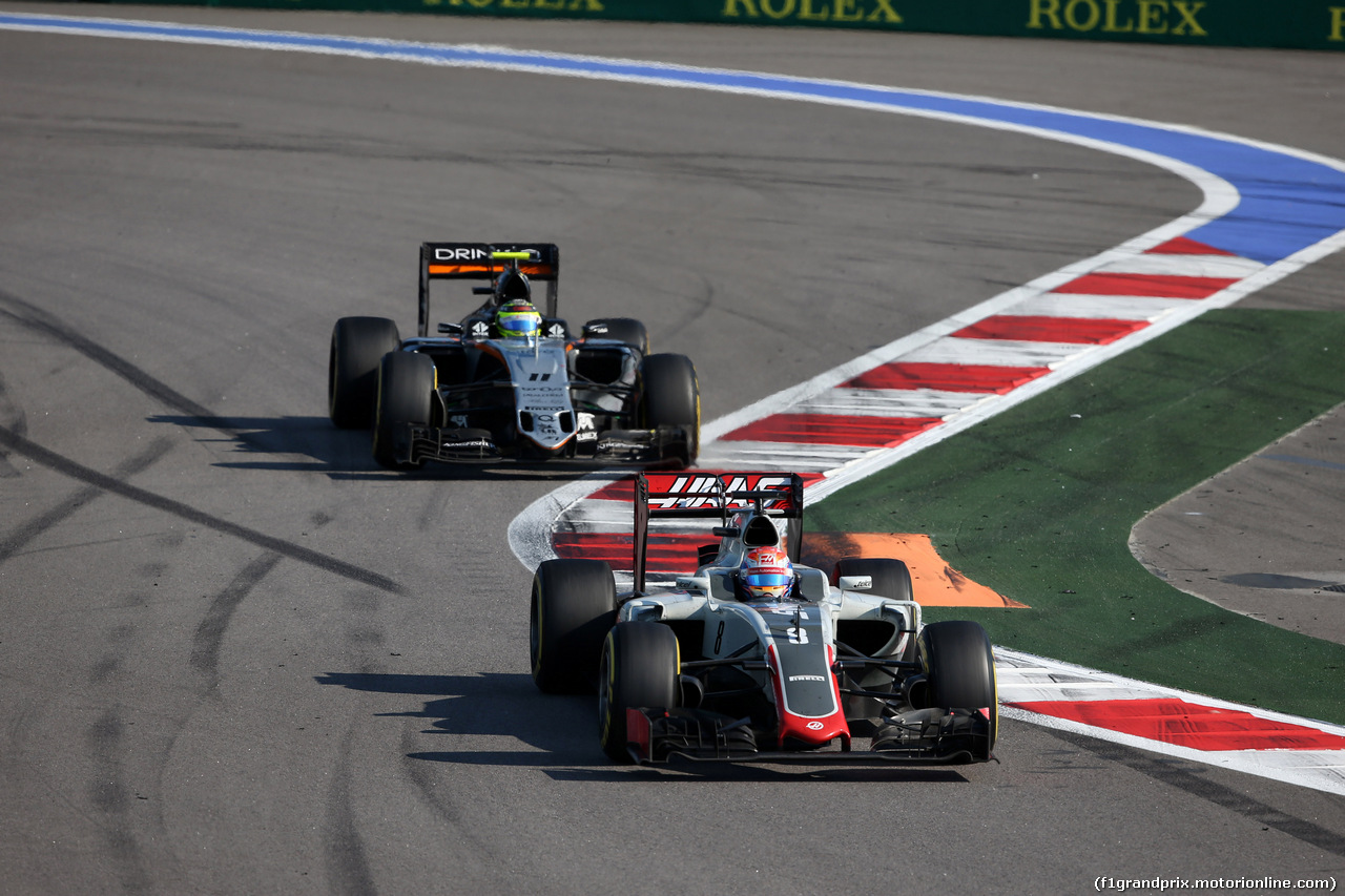 GP RUSSIA, 01.05.2016 - Gara, Romain Grosjean (FRA) Haas F1 Team VF-16 davanti a Sergio Perez (MEX) Sahara Force India F1 VJM09