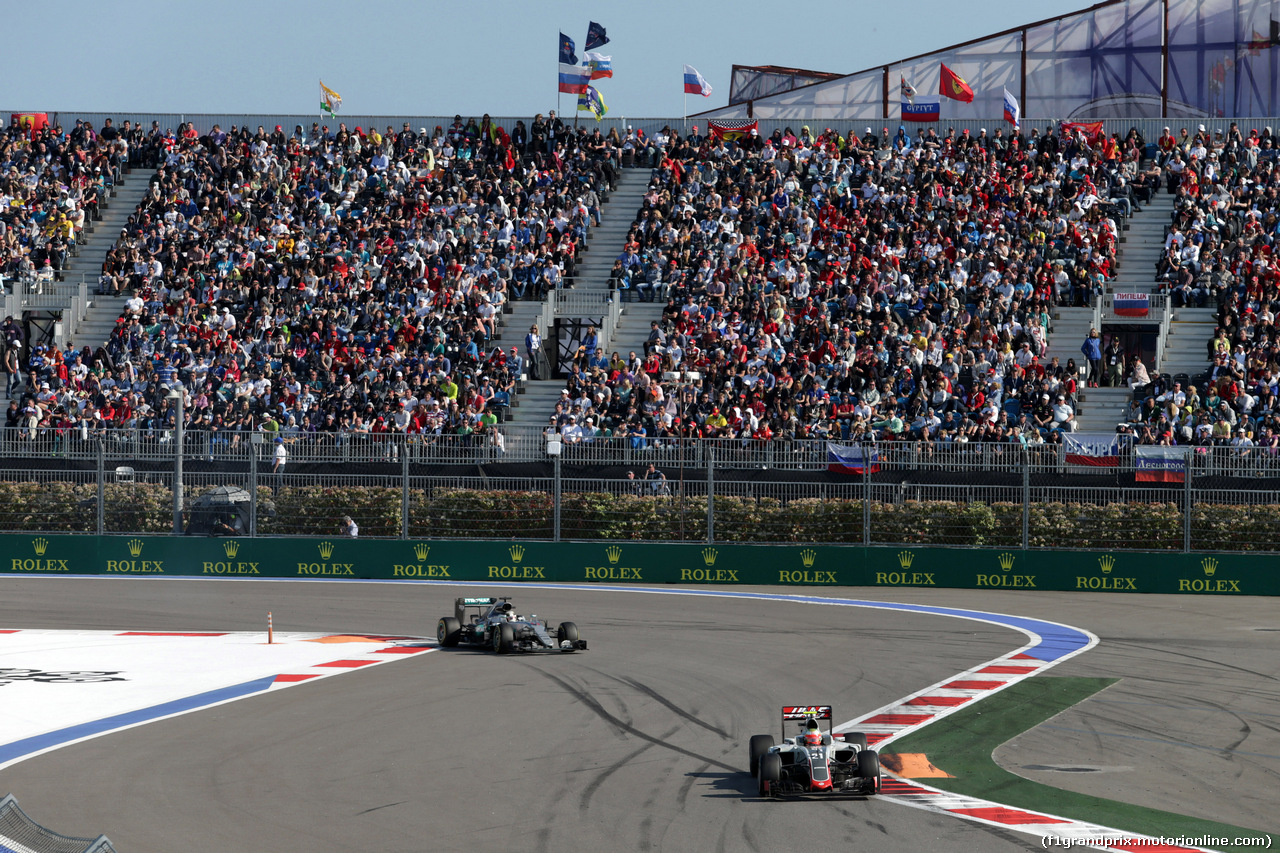 GP RUSSIA, 01.05.2016 - Gara, Esteban Gutierrez (MEX) Haas F1 Team VF-16 davanti a Lewis Hamilton (GBR) Mercedes AMG F1 W07 Hybrid